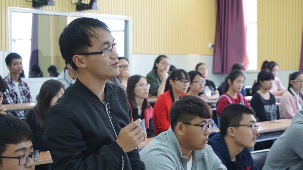 学生现场进行互动交流学生现场进行互动交流学生现场进行互动交流