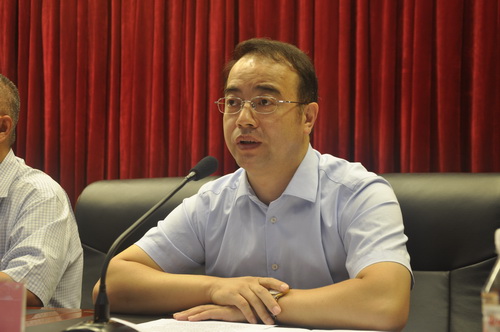 校党委副书记陈延良主持开班式并讲话