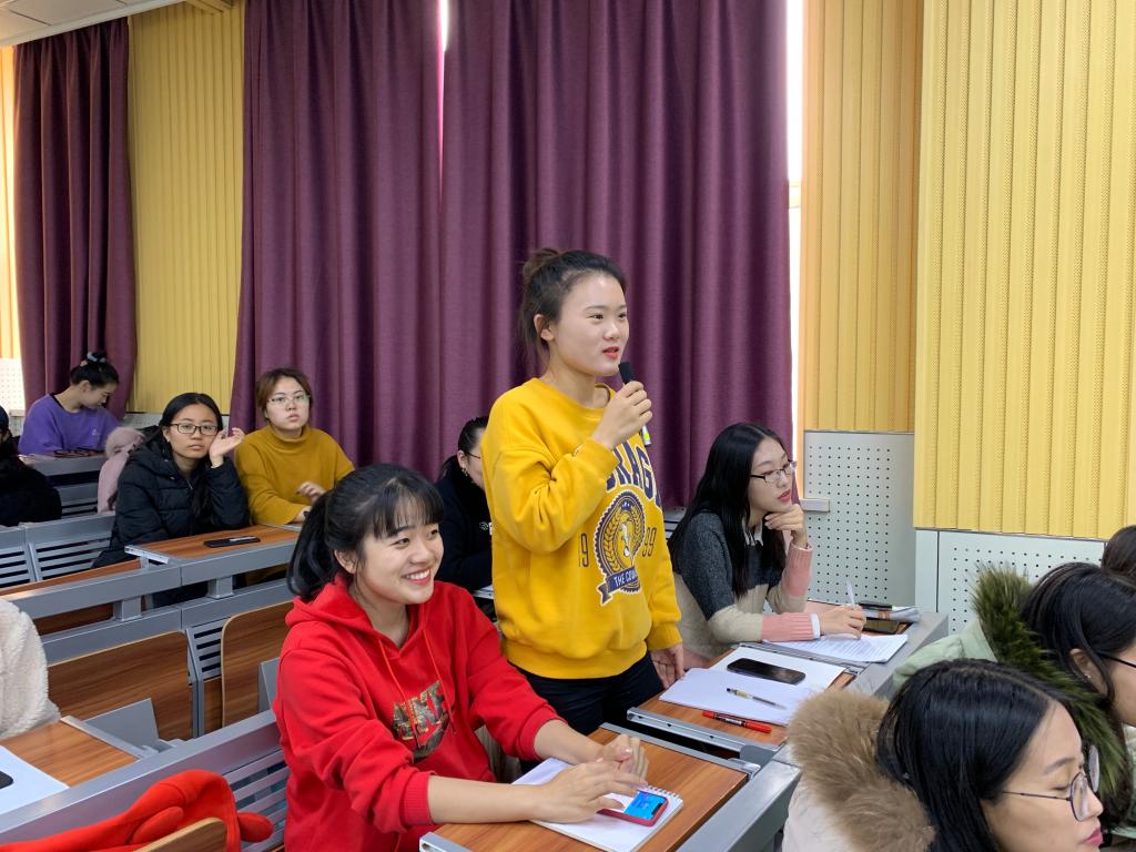 我校同学在课上踊跃发言