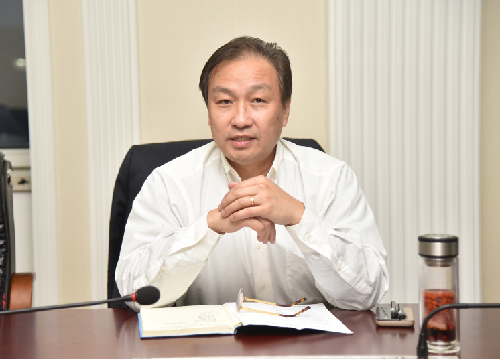 包军在会上讲话